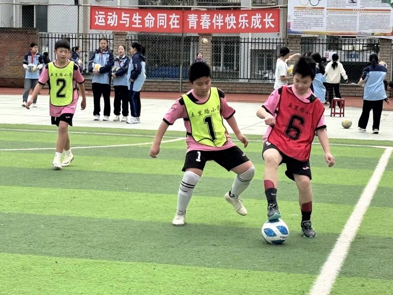 高校足球:青春与梦想的舞台